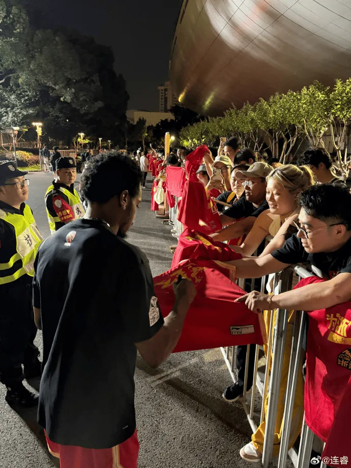 赛程安排-解说：塔克和布朗满足了每个球迷签名的愿望，签了一百来件